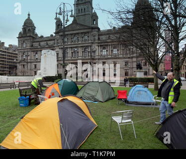 Glasgow, Schottland, Großbritannien. 27 Mär, 2019. Obdachlose Demonstrieren von Camping auf dem Rasen außerhalb der Stadt Rat Kammern auf dem George Square sagen, dass sie es für zwei Monate, wenn die Stadt Gehäuse nicht finden Sie Wohnungen. Credit: Gerard Fähre / alamy Leben Nachrichten Stockfoto