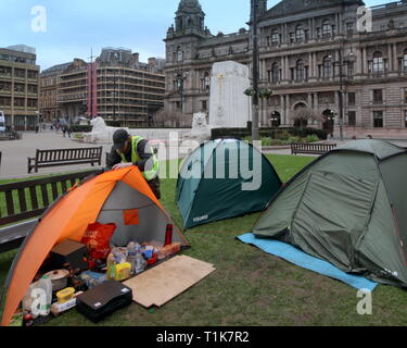 Glasgow, Schottland, Großbritannien. 27 Mär, 2019. Obdachlose Demonstrieren von Camping auf dem Rasen außerhalb der Stadt Rat Kammern auf dem George Square sagen, dass sie es für zwei Monate, wenn die Stadt Gehäuse nicht finden Sie Wohnungen. Credit: Gerard Fähre / alamy Leben Nachrichten Stockfoto