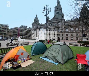 Glasgow, Schottland, Großbritannien. 27 Mär, 2019. Obdachlose Demonstrieren von Camping auf dem Rasen außerhalb der Stadt Rat Kammern auf dem George Square sagen, dass sie es für zwei Monate, wenn die Stadt Gehäuse nicht finden Sie Wohnungen. Credit: Gerard Fähre / alamy Leben Nachrichten Stockfoto