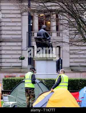 Glasgow, Schottland, Großbritannien. 27 Mär, 2019. Obdachlose Demonstrieren von Camping auf dem Rasen außerhalb der Stadt Rat Kammern auf dem George Square sagen, dass sie es für zwei Monate, wenn die Stadt Gehäuse nicht finden Sie Wohnungen. Credit: Gerard Fähre / alamy Leben Nachrichten Stockfoto