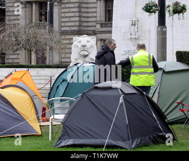 Glasgow, Schottland, Großbritannien. 27 Mär, 2019. Obdachlose Demonstrieren von Camping auf dem Rasen außerhalb der Stadt Rat Kammern auf dem George Square sagen, dass sie es für zwei Monate, wenn die Stadt Gehäuse nicht finden Sie Wohnungen. Credit: Gerard Fähre / alamy Leben Nachrichten Stockfoto