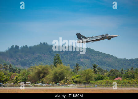 Langkawi, Malaysia. 27. März 2019. Fighter jet hebt ab für Airshow an der LIMA Ausstellung Credit: Chung Jin Mac/Alamy leben Nachrichten Stockfoto