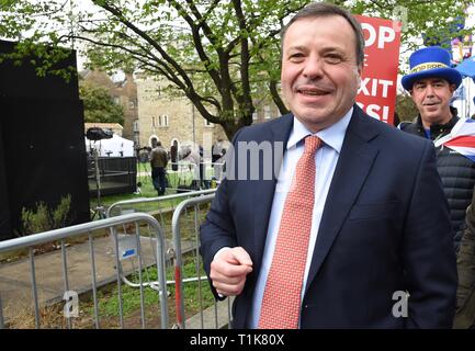 London, Großbritannien. 27 Mär, 2019. Arron Banken, Co Gründer von lassen EU-Kampagne, Steve Bray, SODEM, Houses of Parliament, Westminster, London. UK Credit: michael Melia/Alamy leben Nachrichten Stockfoto