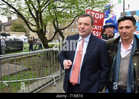 London, Großbritannien. 27 Mär, 2019. Arron Banken, Co Gründer von lassen EU-Kampagne, Andy Wigmore, Steve Bray, SODEM, College Green, Houses of Parliament, Westminster, London. UK Credit: michael Melia/Alamy leben Nachrichten Stockfoto