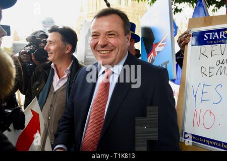 London, Großbritannien. 27 Mär, 2019. Arron Banken, Co Gründer von lassen EU-Kampagne, Andy Wigmore, College Green, Houses of Parliament, Westminster, London. UK Credit: michael Melia/Alamy leben Nachrichten Stockfoto