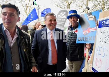 London, Großbritannien. 27 Mär, 2019. Arron Banken, Co Gründer von lassen EU-Kampagne, Andy Wigmore, Steve Bray, SODEM, Houses of Parliament, Westminster, London. UK Credit: michael Melia/Alamy leben Nachrichten Stockfoto