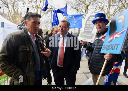 London, Großbritannien. 27 Mär, 2019. Arron Banken, Co Gründer von lassen EU-Kampagne, Andy Wigmore, Steve Bray, SODEM, Houses of Parliament, Westminster, London. UK Credit: michael Melia/Alamy leben Nachrichten Stockfoto