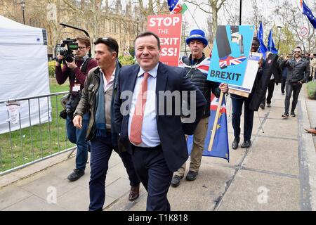 London, Großbritannien. 27 Mär, 2019. Arron Banken, Co Gründer von lassen EU-Kampagne, Andy Wigmore, Steve Bray, SODEM, College Green, Houses of Parliament, Westminster, London. UK Credit: michael Melia/Alamy leben Nachrichten Stockfoto