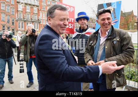 London, Großbritannien. 27 Mär, 2019. Arron Banken, Co Gründer von lassen EU-Kampagne, Andy Wigmore, Steve Bray, SODEM, College Green, Houses of Parliament, Westminster, London. UK Credit: michael Melia/Alamy leben Nachrichten Stockfoto