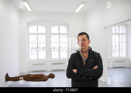 Ceske Budejovice, Tschechien. 27 Mär, 2019. Der britische Bildhauer Antony Gormley posiert für die Fotografen bei der Eröffnung seiner Ausstellung namens Antony Gormley - Heute, am 27. März 2019, in Budweis, Tschechische Republik. Credit: Vaclav Pancer/CTK Photo/Alamy leben Nachrichten Stockfoto