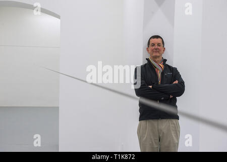 Ceske Budejovice, Tschechien. 27 Mär, 2019. Der britische Bildhauer Antony Gormley posiert für die Fotografen bei der Eröffnung seiner Ausstellung namens Antony Gormley - Heute, am 27. März 2019, in Budweis, Tschechische Republik. Credit: Vaclav Pancer/CTK Photo/Alamy leben Nachrichten Stockfoto