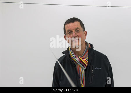 Ceske Budejovice, Tschechien. 27 Mär, 2019. Der britische Bildhauer Antony Gormley posiert für die Fotografen bei der Eröffnung seiner Ausstellung namens Antony Gormley - Heute, am 27. März 2019, in Budweis, Tschechische Republik. Credit: Vaclav Pancer/CTK Photo/Alamy leben Nachrichten Stockfoto