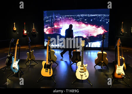 London, Großbritannien. 27 Mär, 2019. Christie's Vorschau der persönlichen guitar Collection von Pink Floyd Legende David Gilmour, vor einer pre-sale Wanderausstellung der 120 Gitarren auf Verkauf. Credit: Nils Jorgensen/Alamy leben Nachrichten Stockfoto