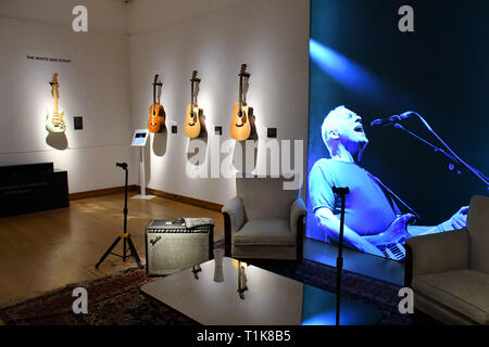 London, Großbritannien. 27 Mär, 2019. Christie's Vorschau der persönlichen guitar Collection von Pink Floyd Legende David Gilmour, vor einer pre-sale Wanderausstellung der 120 Gitarren auf Verkauf. Credit: Nils Jorgensen/Alamy leben Nachrichten Stockfoto