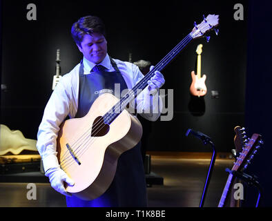 London, Großbritannien. 27 Mär, 2019. Anthony Tony C. Zemaits, Chatham, 1978, acoustic fretless Bass Gitarre, Schätzung, $ 15,000-25,000 bei Christie's Vorschau der persönlichen guitar Collection von Pink Floyd Legende David Gilmour, vor einer pre-sale Wanderausstellung der 120 Gitarren auf Verkauf. Credit: Nils Jorgensen/Alamy leben Nachrichten Stockfoto