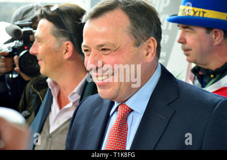 Arron Banken - Geschäftsmann und politischen Spender. Mitbegründer der verlassen. EU-Kampagne, mit Gefährten verlassen Mitkämpfer Andy Wigmore (links) vorbei an College Green, Westminster, März 2019. Stockfoto