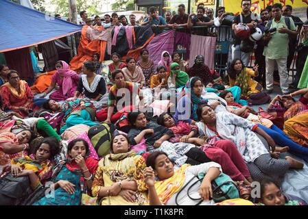 Kolkata, Indien. 27 Mär, 2019. SSC (Schule Service Kommission) qualifizierte Kandidaten für Job, auf der Seite liegend auf der Straße und fährt 28 Tage Hungerstreik in Kolkata, Indien am 27. März, 2019. West Bengal Chief Minister Mamata Banerjee gab Hoffnung, dass sie sich kümmert sich um die Frage nach der Wahl Ergebnisse und fordert sie die 28 Tage Hungerstreik zu widerrufen Stockfoto