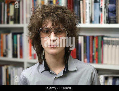 27. März 2019, Nordrhein-Westfalen, Köln: Josefine Rieks, Autor und Gewinner des NRW-Preis für Literatur, ist etwa bei der lit.Cologne vor einem Bücherregal zu lesen. Foto: Oliver Berg/dpa Stockfoto