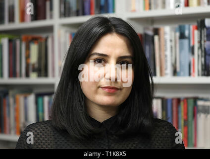 27. März 2019, Nordrhein-Westfalen, Köln: Karosh Taha, Autor und Gewinner des NRW-Preis für Literatur, ist etwa bei der lit.Cologne vor einem Bücherregal zu lesen. Foto: Oliver Berg/dpa Stockfoto