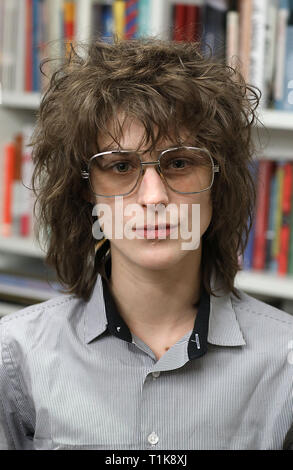 27. März 2019, Nordrhein-Westfalen, Köln: Josefine Rieks, Autor und Gewinner des NRW-Preis für Literatur, ist etwa bei der lit.Cologne vor einem Bücherregal zu lesen. Foto: Oliver Berg/dpa Stockfoto