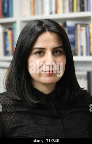 27. März 2019, Nordrhein-Westfalen, Köln: Karosh Taha, Autor und Gewinner des NRW-Preis für Literatur, ist etwa bei der lit.Cologne vor einem Bücherregal zu lesen. Foto: Oliver Berg/dpa Stockfoto