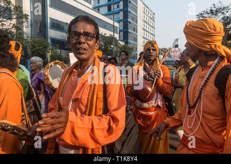 Kolkata, Indien. 27 Mär, 2019. Künstler während der Feier? Die Welt Theater Tag auf einer Straße? in Kolkata, Indien, am 27. März 2019. Die Welt Theater Tag, initiiert vom Internationalen Theaterinstitut (ITI), wird jährlich am 27. März beobachtet. Credit: tumpa Mondal/Xinhua/Alamy leben Nachrichten Stockfoto