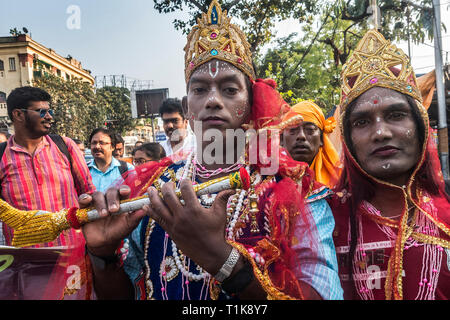 Kolkata, Indien. 27 Mär, 2019. Künstler während der Feier? Die Welt Theater Tag auf einer Straße? in Kolkata, Indien, am 27. März 2019. Die Welt Theater Tag, initiiert vom Internationalen Theaterinstitut (ITI), wird jährlich am 27. März beobachtet. Credit: tumpa Mondal/Xinhua/Alamy leben Nachrichten Stockfoto