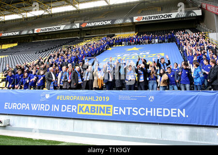 Dortmund, Deutschland. 27 Mär, 2019. Als Teil der Deutschen Europäischen Ministerkonferenz Banner mit dem Slogan Team Europa - Europa wird in der Kabine beschlossen werden wird aufgedeckt. Credit: Maik Boenisch/ZUMA Draht/Alamy leben Nachrichten Stockfoto