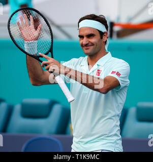 Miami Gardens, Florida, USA. 27 Mär, 2019. Roger Federer, der Schweiz, feiert der Menge seinen Sieg über Daniil Medwedew, von Russland, während der vierten Runde am2019 Miami geöffneten dargestellt von itaú Professional Tennis Turnier, an dem Hardrock Stadion in Miami Gardens, Florida, USA gespielt. Federer gewann 6-4, 6-2. Mario Houben/CSM/Alamy leben Nachrichten Stockfoto