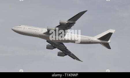 Victorville, Kalifornien, USA. 27 Mär, 2019. Eine von zwei Next Generation Air Force One Boeing 747-8i Jets von Victorville Flughafen Mittwoch. Die 747 wird nach Texas zu starten Es ist Retro-fitting in AF1 als Es wird 5 Jahre dauern, bis beide 747 Jet mit Kosten von 5,3 Milliarden Euro abgeschlossen. Victorville CA. März 27, 2019. Foto von Gene BlevinsZumaPress. (Bild: © Gen BlevinsZUMA Draht) Credit: ZUMA Press, Inc./Alamy leben Nachrichten Stockfoto