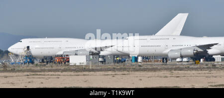 Victorville, Kalifornien, USA. 27 Mär, 2019. Eine von zwei Next Generation Air Force One Boeing 747-8i Jets von Victorville Flughafen Mittwoch. Die 747 wird nach Texas zu starten Es ist Retro-fitting in AF1 als Es wird 5 Jahre dauern, bis beide 747 Jet mit Kosten von 5,3 Milliarden Euro abgeschlossen. Victorville CA. März 27, 2019. Foto von Gene BlevinsZumaPress. (Bild: © Gen BlevinsZUMA Draht) Credit: ZUMA Press, Inc./Alamy leben Nachrichten Stockfoto