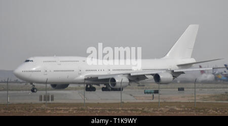 Victorville, Kalifornien, USA. 27 Mär, 2019. Eine von zwei Next Generation Air Force One Boeing 747-8i Jets von Victorville Flughafen Mittwoch. Die 747 wird nach Texas zu starten Es ist Retro-fitting in AF1 als Es wird 5 Jahre dauern, bis beide 747 Jet mit Kosten von 5,3 Milliarden Euro abgeschlossen. Victorville CA. März 27, 2019. Foto von Gene BlevinsZumaPress. (Bild: © Gen BlevinsZUMA Draht) Credit: ZUMA Press, Inc./Alamy leben Nachrichten Stockfoto