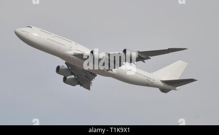 Victorville, Kalifornien, USA. 27 Mär, 2019. Eine von zwei Next Generation Air Force One Boeing 747-8i Jets von Victorville Flughafen Mittwoch. Die 747 wird nach Texas zu starten Es ist Retro-fitting in AF1 als Es wird 5 Jahre dauern, bis beide 747 Jet mit Kosten von 5,3 Milliarden Euro abgeschlossen. Victorville CA. März 27, 2019. Foto von Gene BlevinsZumaPress. (Bild: © Gen BlevinsZUMA Draht) Credit: ZUMA Press, Inc./Alamy leben Nachrichten Stockfoto