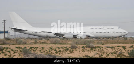 Victorville, Kalifornien, USA. 27 Mär, 2019. Eine von zwei Next Generation Air Force One Boeing 747-8i Jets von Victorville Flughafen Mittwoch. Die 747 wird nach Texas zu starten Es ist Retro-fitting in AF1 als Es wird 5 Jahre dauern, bis beide 747 Jet mit Kosten von 5,3 Milliarden Euro abgeschlossen. Victorville CA. März 27, 2019. Foto von Gene BlevinsZumaPress. (Bild: © Gen BlevinsZUMA Draht) Credit: ZUMA Press, Inc./Alamy leben Nachrichten Stockfoto