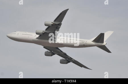 Victorville, Kalifornien, USA. 27 Mär, 2019. Eine von zwei Next Generation Air Force One Boeing 747-8i Jets von Victorville Flughafen Mittwoch. Die 747 wird nach Texas zu starten Es ist Retro-fitting in AF1 als Es wird 5 Jahre dauern, bis beide 747 Jet mit Kosten von 5,3 Milliarden Euro abgeschlossen. Victorville CA. März 27, 2019. Foto von Gene BlevinsZumaPress. (Bild: © Gen BlevinsZUMA Draht) Credit: ZUMA Press, Inc./Alamy leben Nachrichten Stockfoto