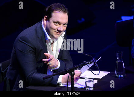 27. März 2019, Nordrhein-Westfalen, Köln: Der Schauspieler Charly Hübner auf dem Podium sitzt an der Lit. Köln Gala auf das Thema "böse Überraschungen" als Teil der Lit. Kölner Literaturfestival. Foto: Henning Kaiser/dpa Stockfoto