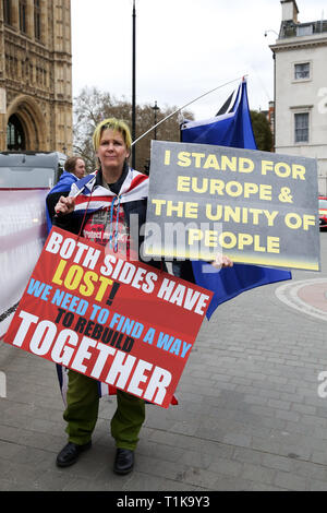 London, UK, UK. 27 Mär, 2019. Ein Demonstrator wird gesehen, Plakate während des Protestes außerhalb der Häuser des Parlaments. Theresa May sagte der backbench Tory MPs am Abend, dass Sie unten stehen wird, wenn sie ihren EU-Entzug beschäftigen. Credit: Dinendra Haria/SOPA Images/ZUMA Draht/Alamy leben Nachrichten Stockfoto