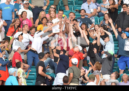 Miami Gardens, Florida, USA. 27 Mär, 2019. März, 27-Miami Gardens: Roger Federer (SUI) Niederlagen Danil Medwedew (RUS) 64 62 während der 2019 Miami Öffnen im Hard Rock Stadion in Miami Gardens, FL. Photo Credit: Andrew Patron/Zuma Press) Credit: Andrew Patron/ZUMA Draht/Alamy leben Nachrichten Stockfoto