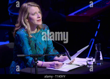 27. März 2019, Nordrhein-Westfalen, Köln: Die Schauspielerin Caroline Peters sitzt auf dem Podium an der Lit. Köln Gala auf das Thema "böse Überraschungen" als Teil der Lit. Kölner Literaturfestival. Foto: Henning Kaiser/dpa Stockfoto