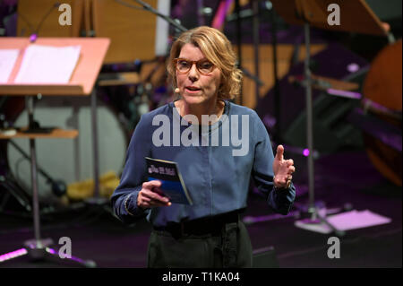27. März 2019, Nordrhein-Westfalen, Köln: Moderator Bettina Böttinger wird auf dem Podium werden in der Lit. Köln Gala auf das Thema "böse Überraschungen" als Teil der Lit. Kölner Literaturfestival. Foto: Henning Kaiser/dpa Stockfoto