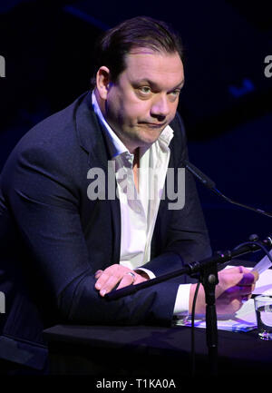 27. März 2019, Nordrhein-Westfalen, Köln: Der Schauspieler Charly Hübner auf dem Podium sitzt an der Lit. Köln Gala auf das Thema "böse Überraschungen" als Teil der Lit. Kölner Literaturfestival. Foto: Henning Kaiser/dpa Stockfoto