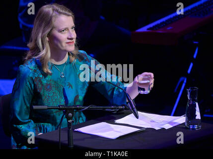 27. März 2019, Nordrhein-Westfalen, Köln: Die Schauspielerin Caroline Peters sitzt auf dem Podium an der Lit. Köln Gala auf das Thema "böse Überraschungen" als Teil der Lit. Kölner Literaturfestival. Foto: Henning Kaiser/dpa Stockfoto
