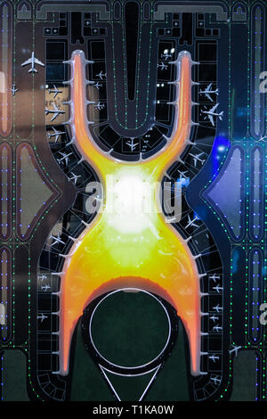 ExCel, London, UK. 27 Mär, 2019. Sn beleuchtete Antenne plan Der Mexico City International Airport und Klemmen an die Partner Messestand fördern. Die Passenger Terminal Expo 2019 bringt Aussteller und Fachbesucher die neuesten Technologien und Produkte von mehr als 350 der weltweit führenden Anbieter von Lösungen zum Flughafen zu sehen. Credit: Imageplotter/Alamy leben Nachrichten Stockfoto