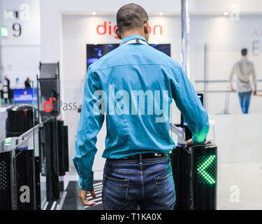 ExCel, London, UK. 27 Mär, 2019. Ein Vertreter bei der digicon Stand zeigt, zu Fuß durch die d'Pass control Gates. Die Passenger Terminal Expo 2019 bringt Aussteller und Fachbesucher die neuesten Technologien und Produkte von mehr als 350 der weltweit führenden Anbieter von Lösungen zum Flughafen zu sehen. Credit: Imageplotter/Alamy leben Nachrichten Stockfoto