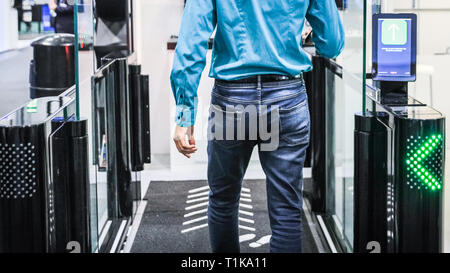 ExCel, London, UK. 27 Mär, 2019. Ein Vertreter bei der digicon Stand zeigt, zu Fuß durch die d'Pass control Gates. Die Passenger Terminal Expo 2019 bringt Aussteller und Fachbesucher die neuesten Technologien und Produkte von mehr als 350 der weltweit führenden Anbieter von Lösungen zum Flughafen zu sehen. Credit: Imageplotter/Alamy leben Nachrichten Stockfoto