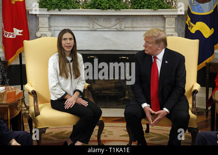 Washington, District of Columbia, USA. 27 Mär, 2019. Präsidenten der Vereinigten Staaten Donald J. Trumpf trifft sich mit Fabiana Rosales, Ehefrau von Venezuelas selbsternannten interim Präsident, Juan Guaido, im Oval Office des Weißen Hauses in Washington, DC, am Mittwoch, 27. März 2019 Credit: Martin H. Simon/CNP/ZUMA Draht/Alamy leben Nachrichten Stockfoto