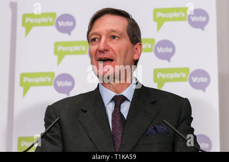 London, UK, UK. 27 Mär, 2019. Dominic Grieve MP-Konservative ehemalige Generalstaatsanwalt beobachtet, als er bei einer Volksabstimmung Pressekonferenz in Westminster, eine Analyse der verschiedenen Brexit Optionen mit Blick auf die Mitglieder des Parlaments bei probeabstimmungen. Der britische Premierminister Theresa May die backbench Tory MPs an diesem Abend erzählte, dass sie unten stehen wird, wenn sie ihren EU-Entzug beschäftigen. Credit: Dinendra Haria/SOPA Images/ZUMA Draht/Alamy leben Nachrichten Stockfoto