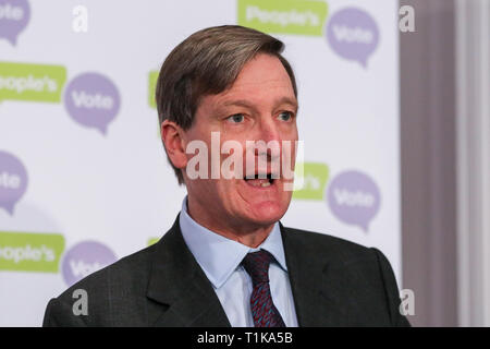 London, UK, UK. 27 Mär, 2019. Dominic Grieve MP-Konservative ehemalige Generalstaatsanwalt beobachtet, als er bei einer Volksabstimmung Pressekonferenz in Westminster, eine Analyse der verschiedenen Brexit Optionen mit Blick auf die Mitglieder des Parlaments bei probeabstimmungen. Der britische Premierminister Theresa May die backbench Tory MPs an diesem Abend erzählte, dass sie unten stehen wird, wenn sie ihren EU-Entzug beschäftigen. Credit: Dinendra Haria/SOPA Images/ZUMA Draht/Alamy leben Nachrichten Stockfoto