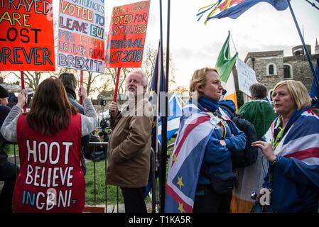 London, Großbritannien. 27 Mär, 2019. Verlassen und bleiben Aktivisten stehen Seite an Seite gegenüber dem Parlament als Stimme des MP zu determaine die nächsten Schritte auf Brexit. Credit: Claire Doherty/Alamy leben Nachrichten Stockfoto