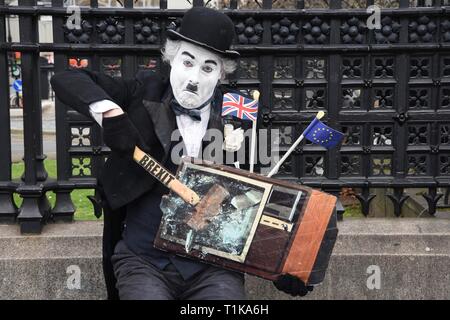 Westminster, London, Großbritannien. 27. Mär 2019. Bleiben Demonstrant. Ein Charlie Chaplin Schauspieler Breie" ein TV mit einem Hammer Brexit gekennzeichnet. Houses of Parliament, Westminster, London. UK Credit: michael Melia/Alamy leben Nachrichten Stockfoto